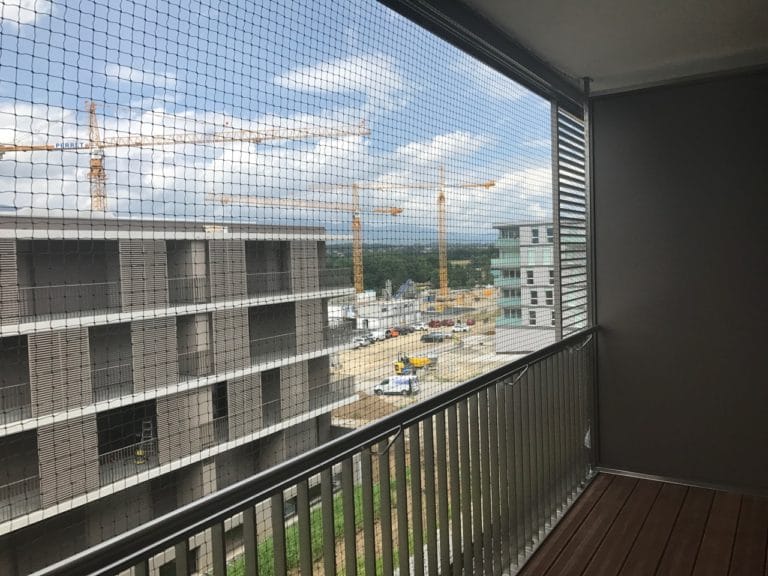 Cat-proofing of a recessed balcony by protectionChat