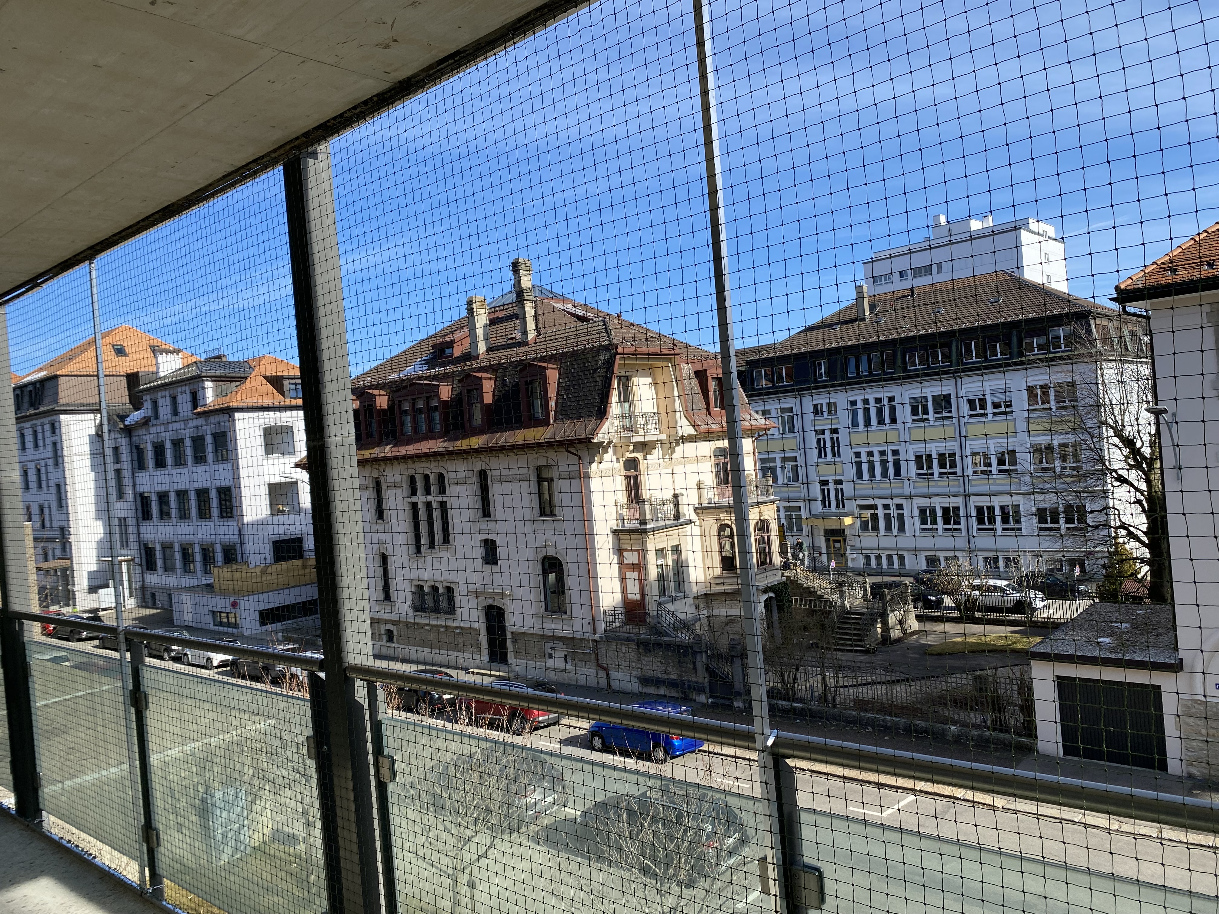 Securing a balcony without drilling holes 01