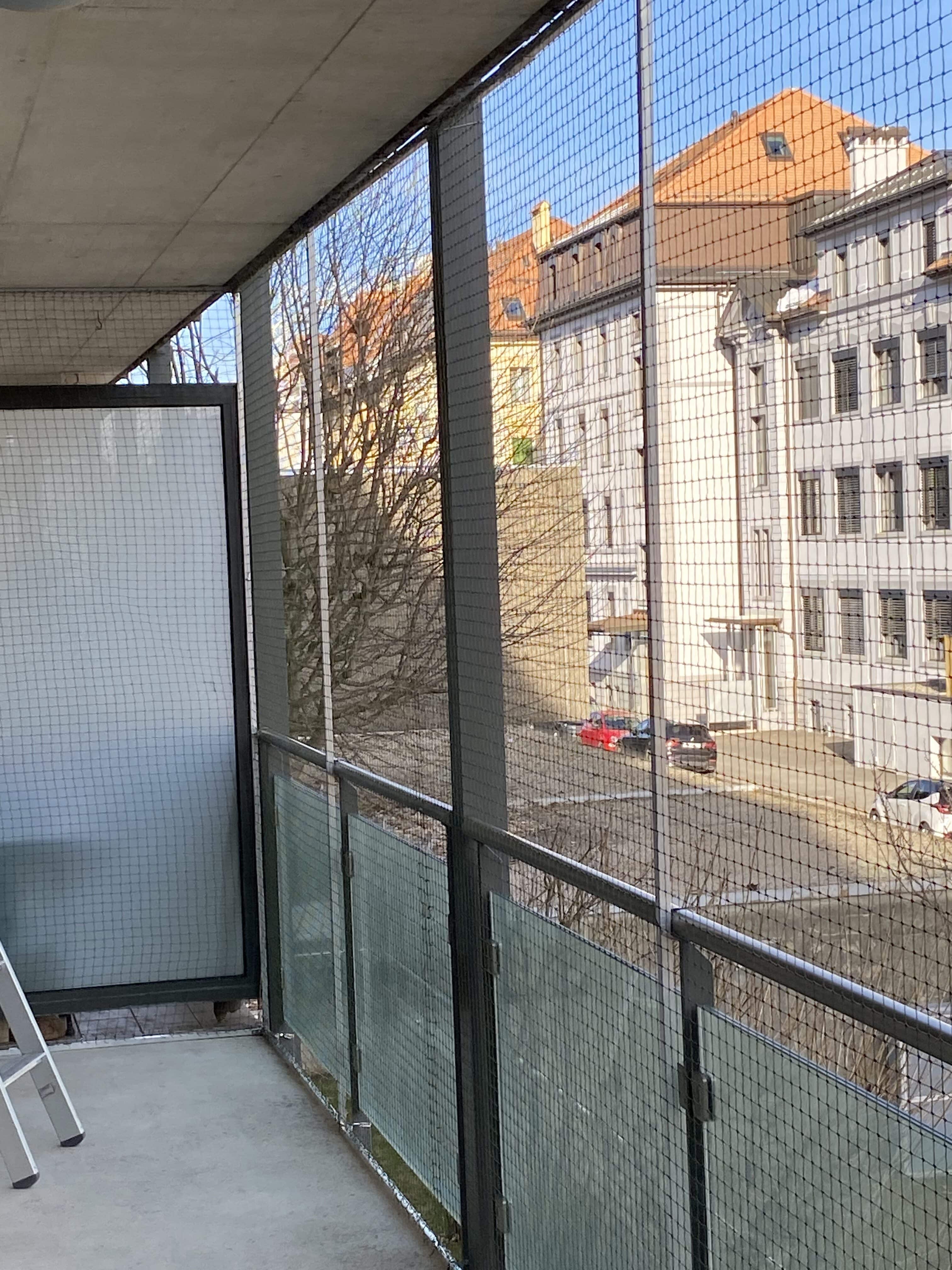 Securing a balcony without drilling holes 05