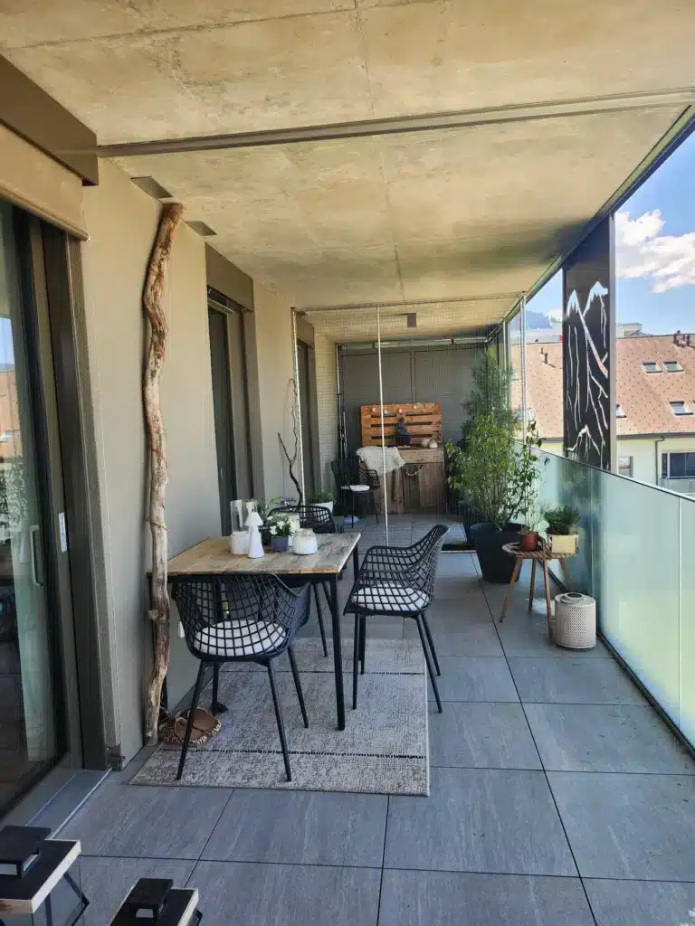 Catio on a balcony without drilling holes